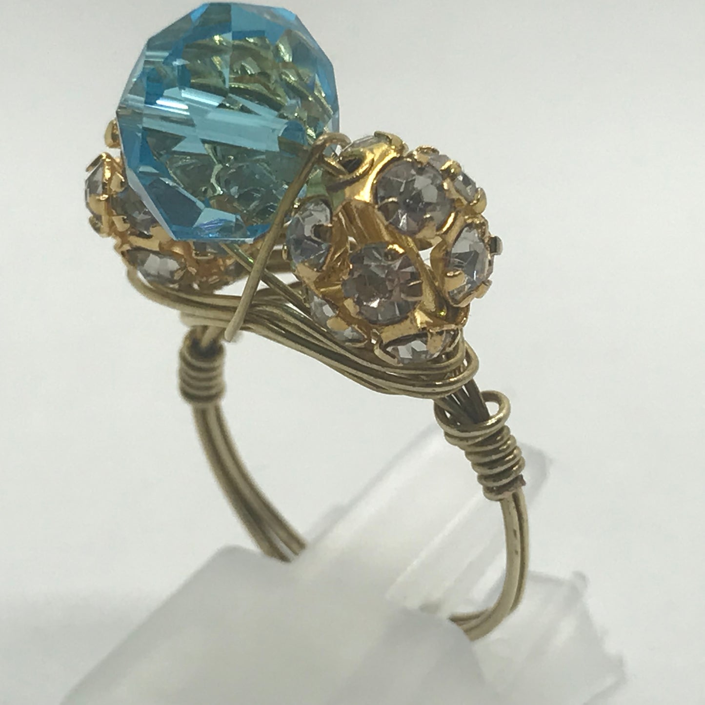 Ring i messing med en blå facetteret Krystal