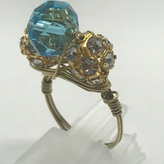 Ring i messing med en blå facetteret Krystal