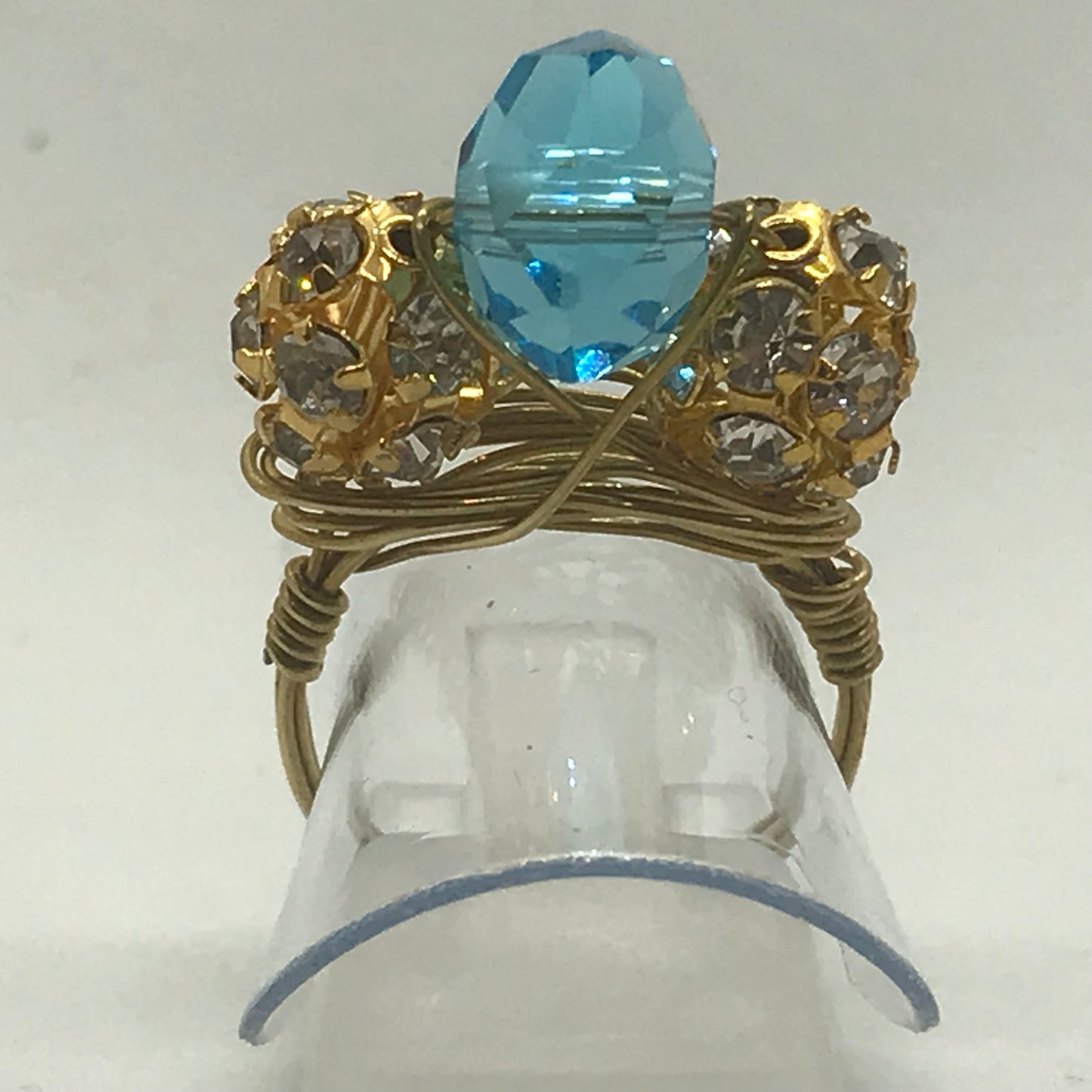 Ring i messing med en blå facetteret Krystal