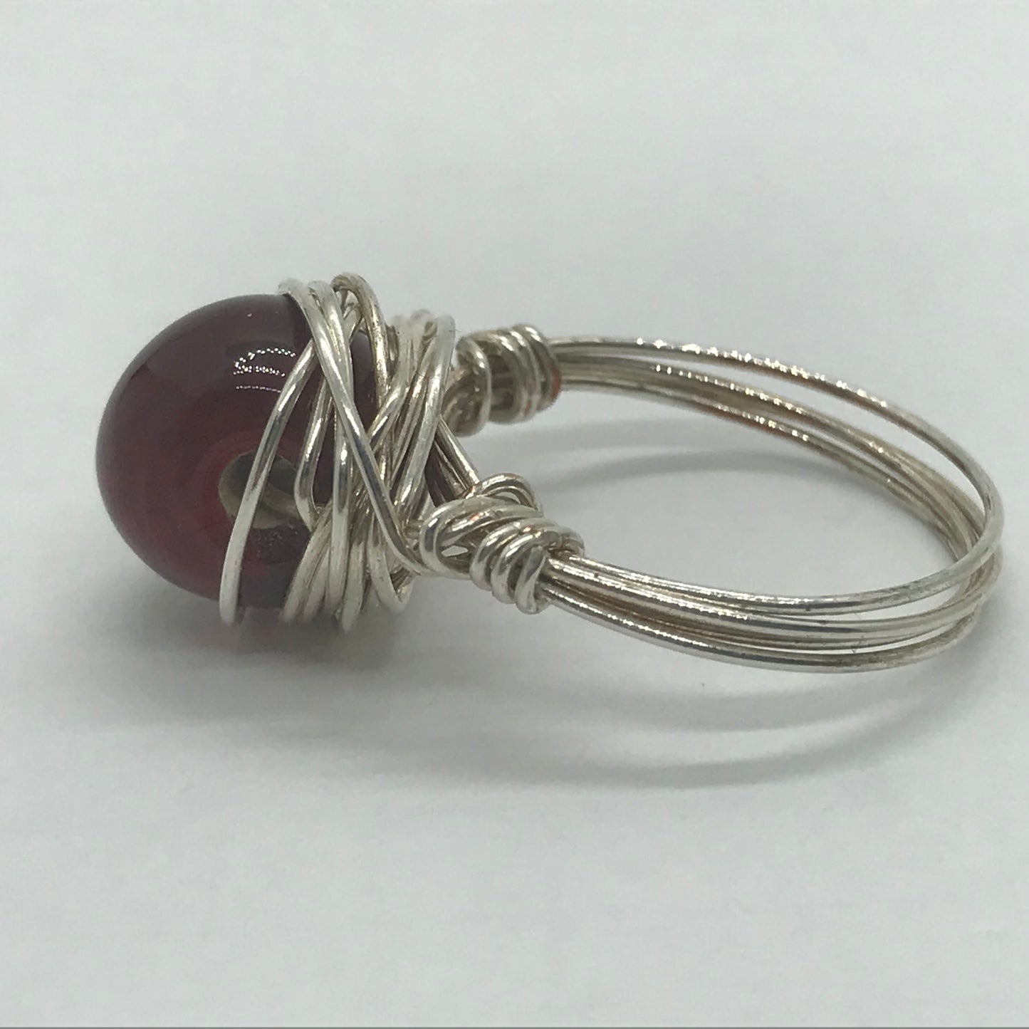 Sølvring med rød perle