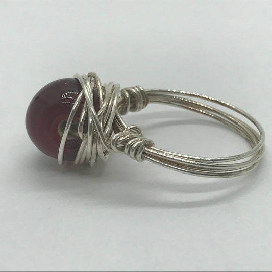 Sølvring med rød perle