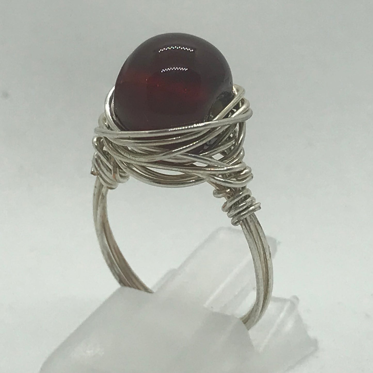 Sølvring med rød perle