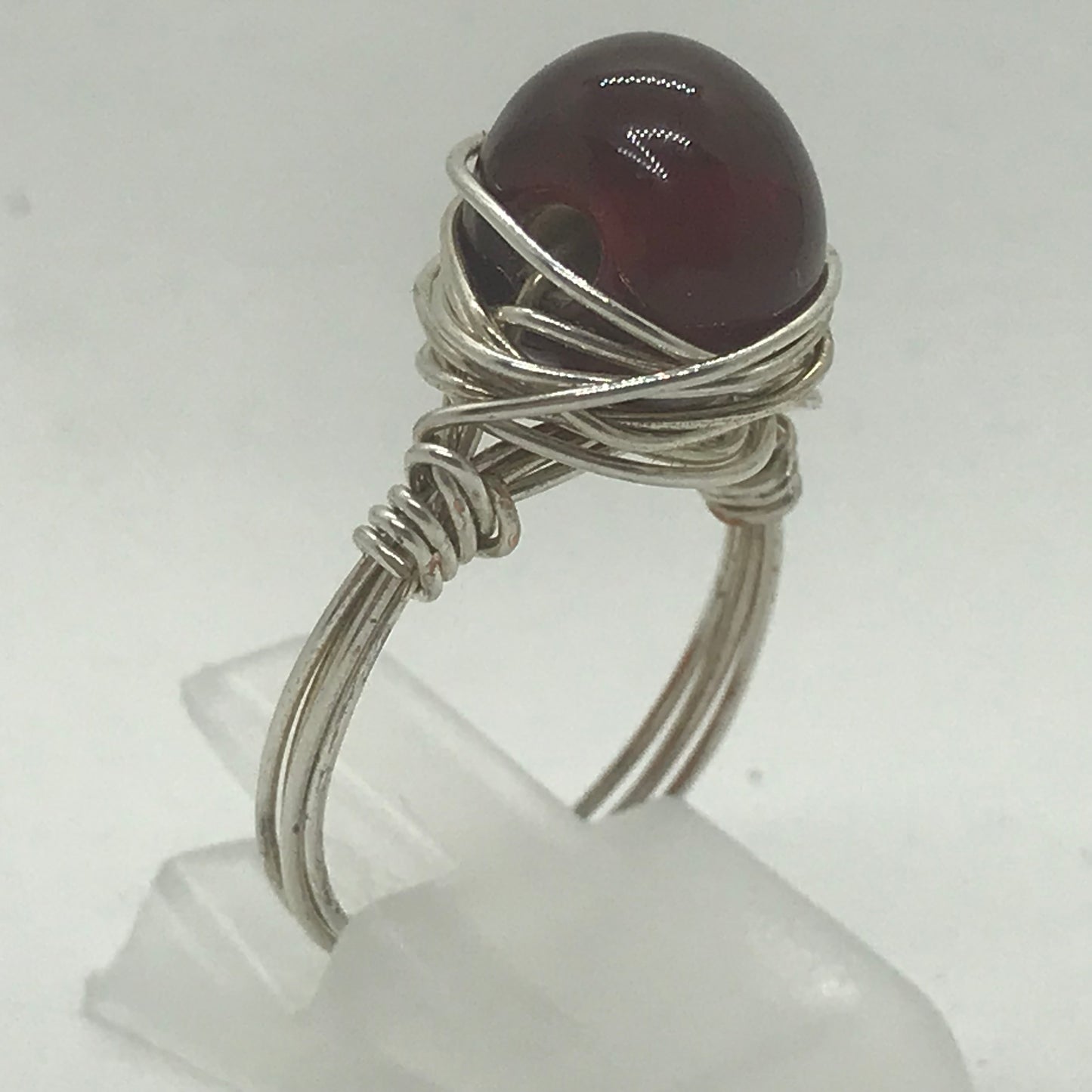 Sølvring med rød perle