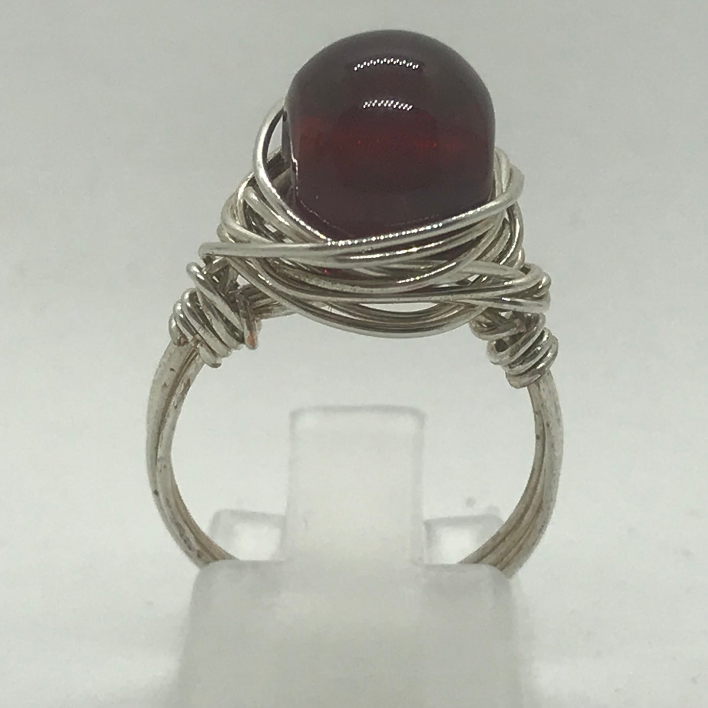 Sølvring med rød perle