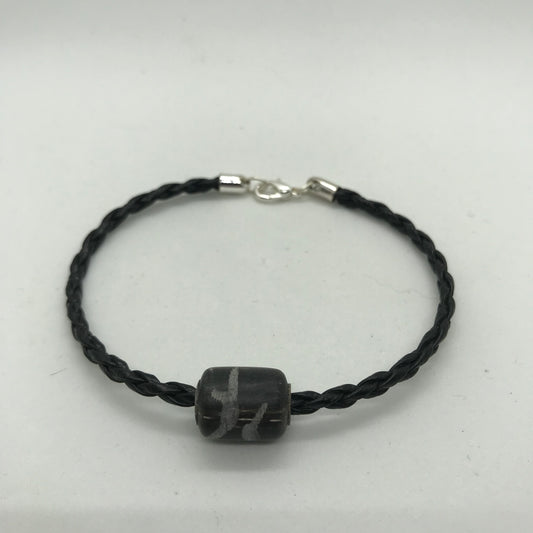 Flettet sort skind armbånd med sort perle