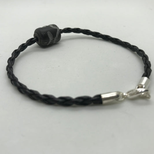 Flettet sort skind armbånd med sort perle