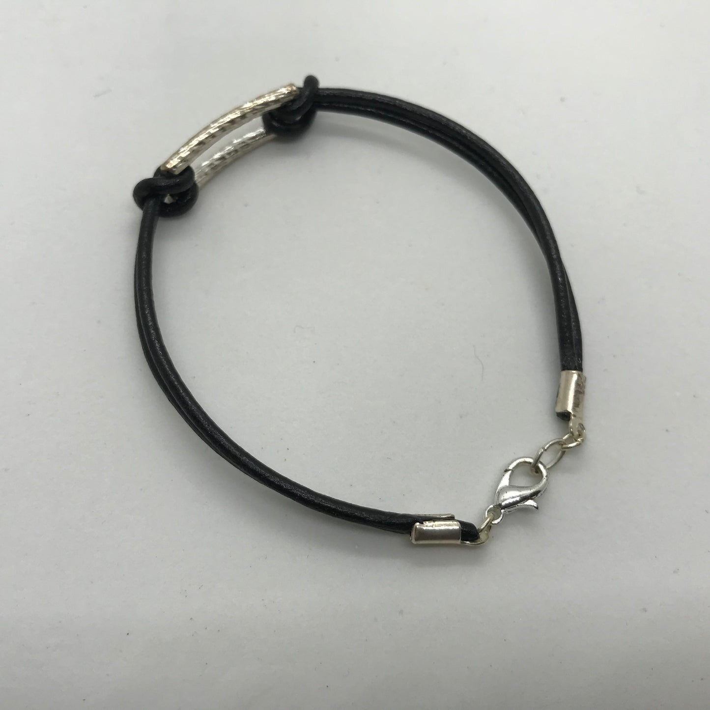 Sort armbånd i skind med sølvperle