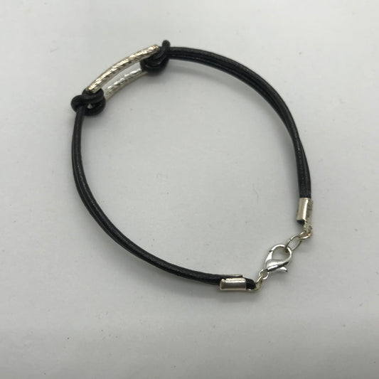 Sort armbånd i skind med sølvperle