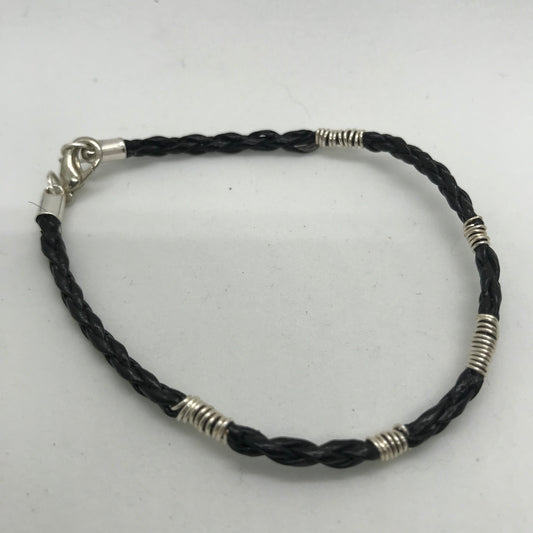 Sort armbånd i flettet skind med sølvviklinger