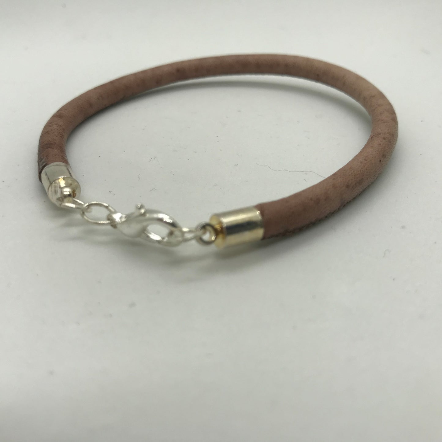 Brunt armbånd i lækkert skind