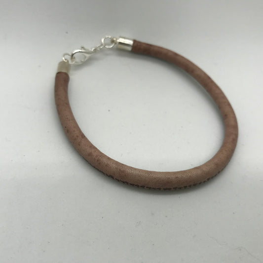 Brunt armbånd i lækkert skind