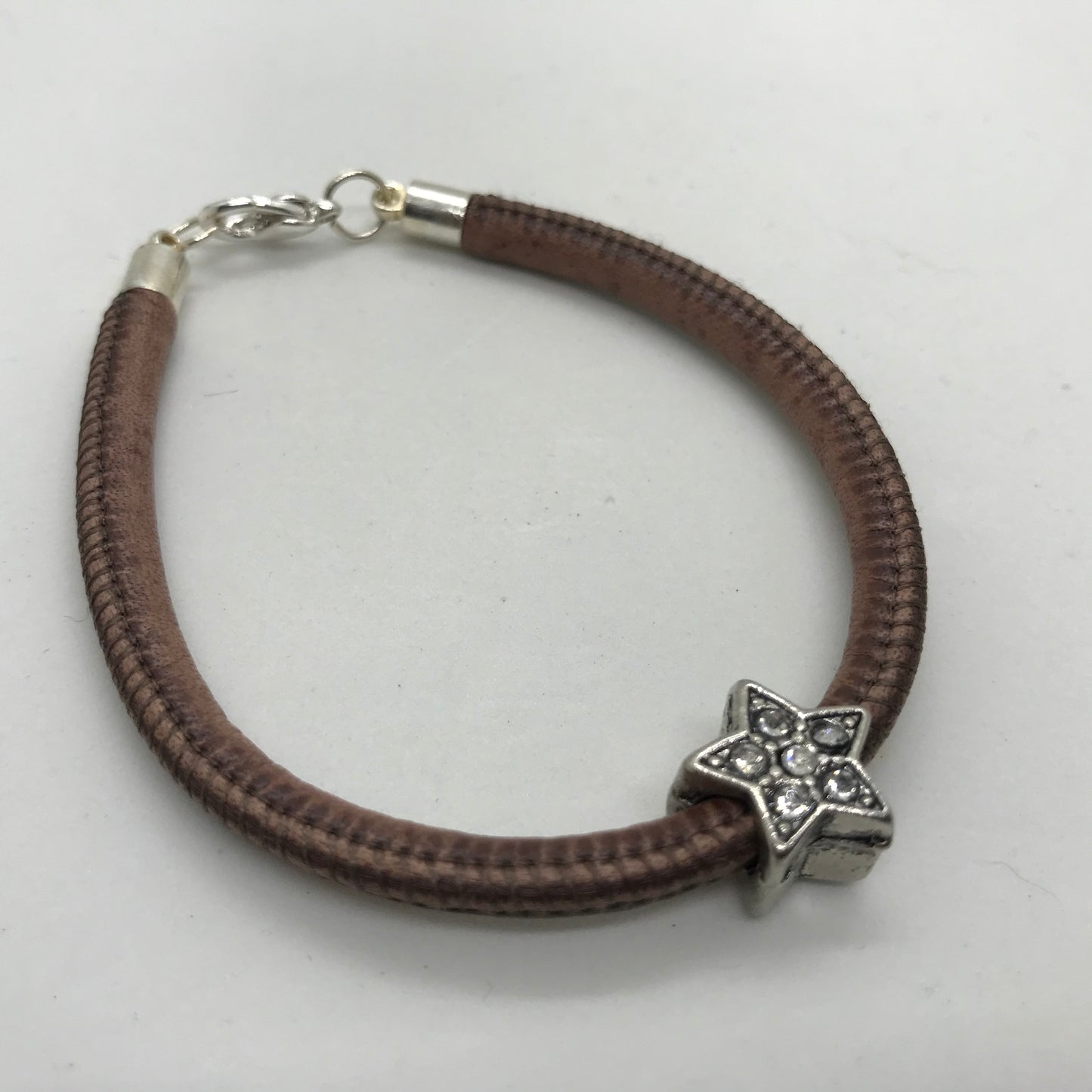 Brunt armbånd i lækkert skind med sølvstjerne