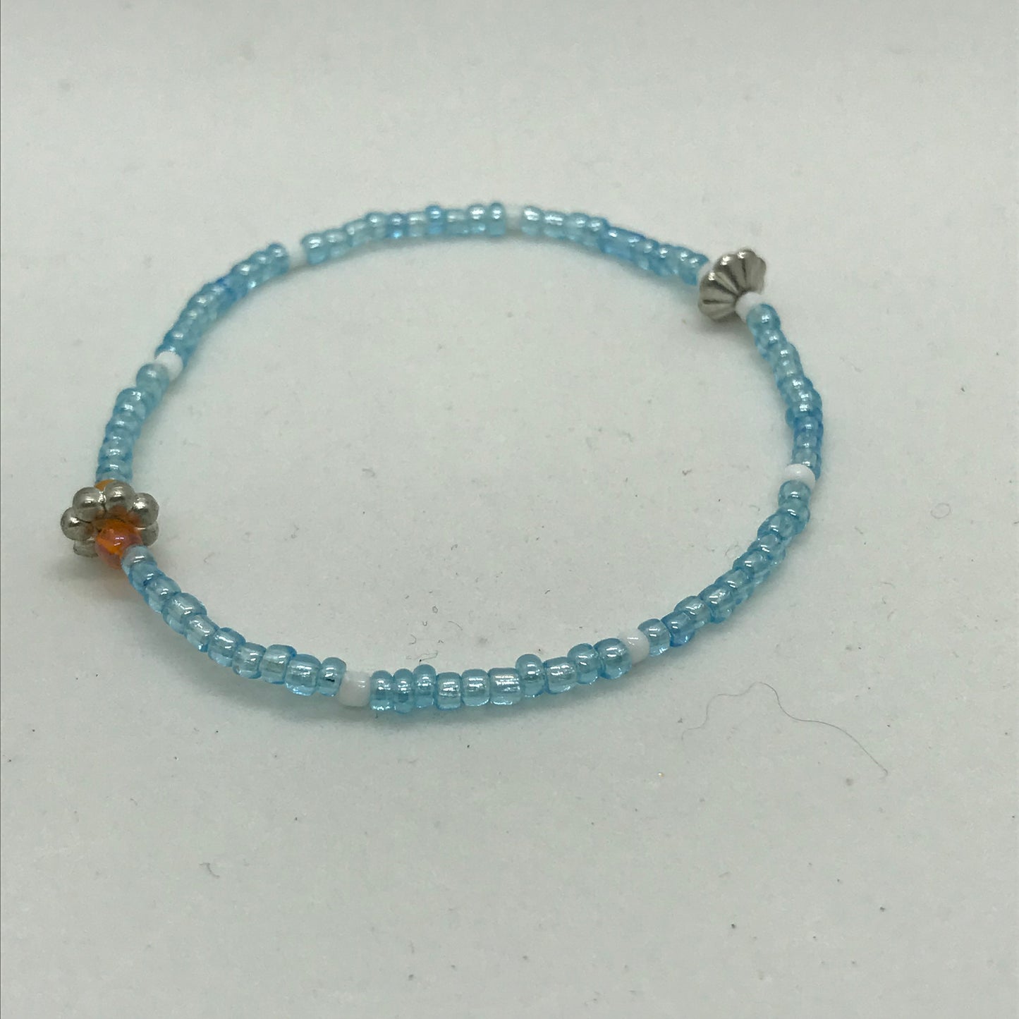 Blåt elastisk armbånd med seedbeads