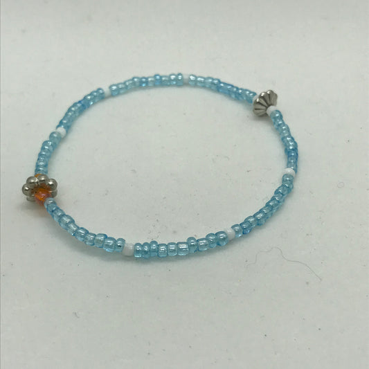 Blåt elastisk armbånd med seedbeads