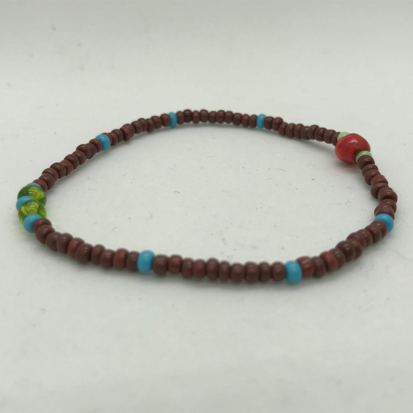 Brunt elastisk armbånd med seedbeads