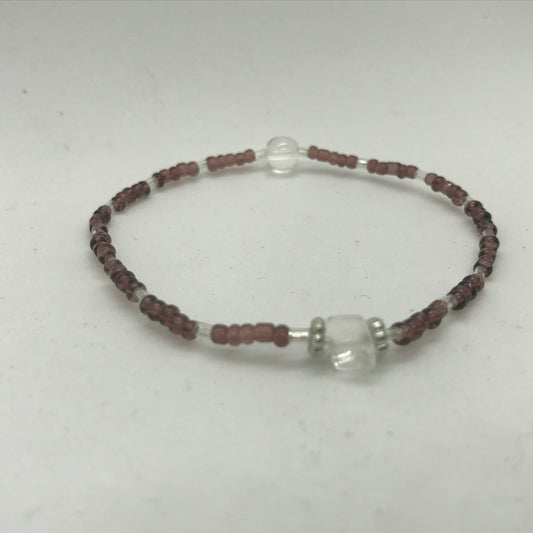 Elastisk armbånd med transparente brune seedbeads