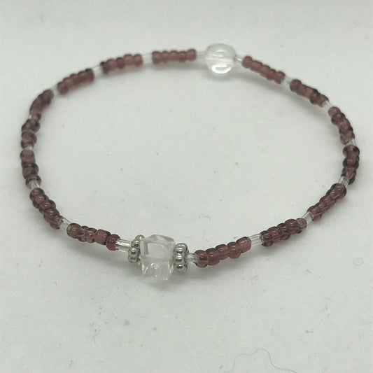 Elastisk armbånd med transparente brune seedbeads