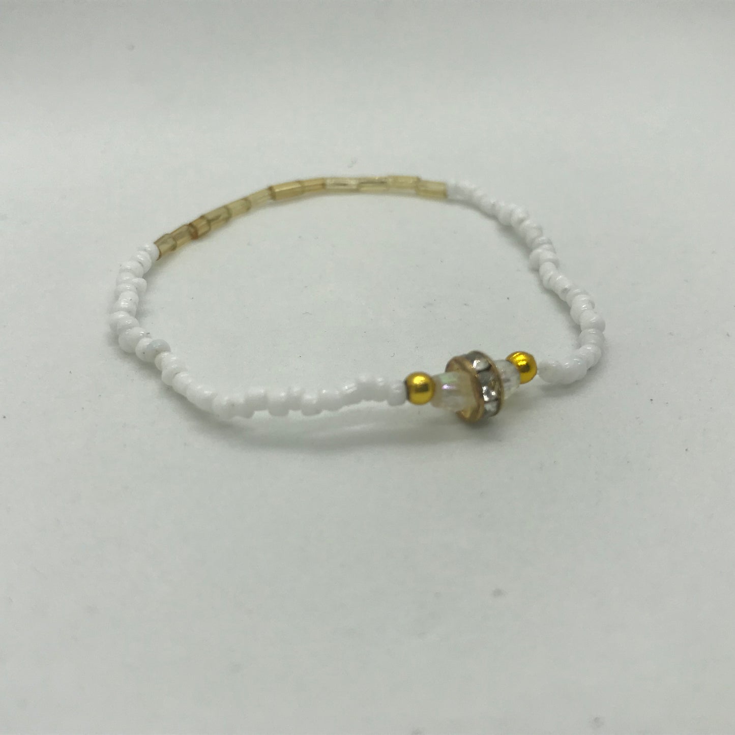 Elastisk armbånd med hvide og lysegule seedbeads