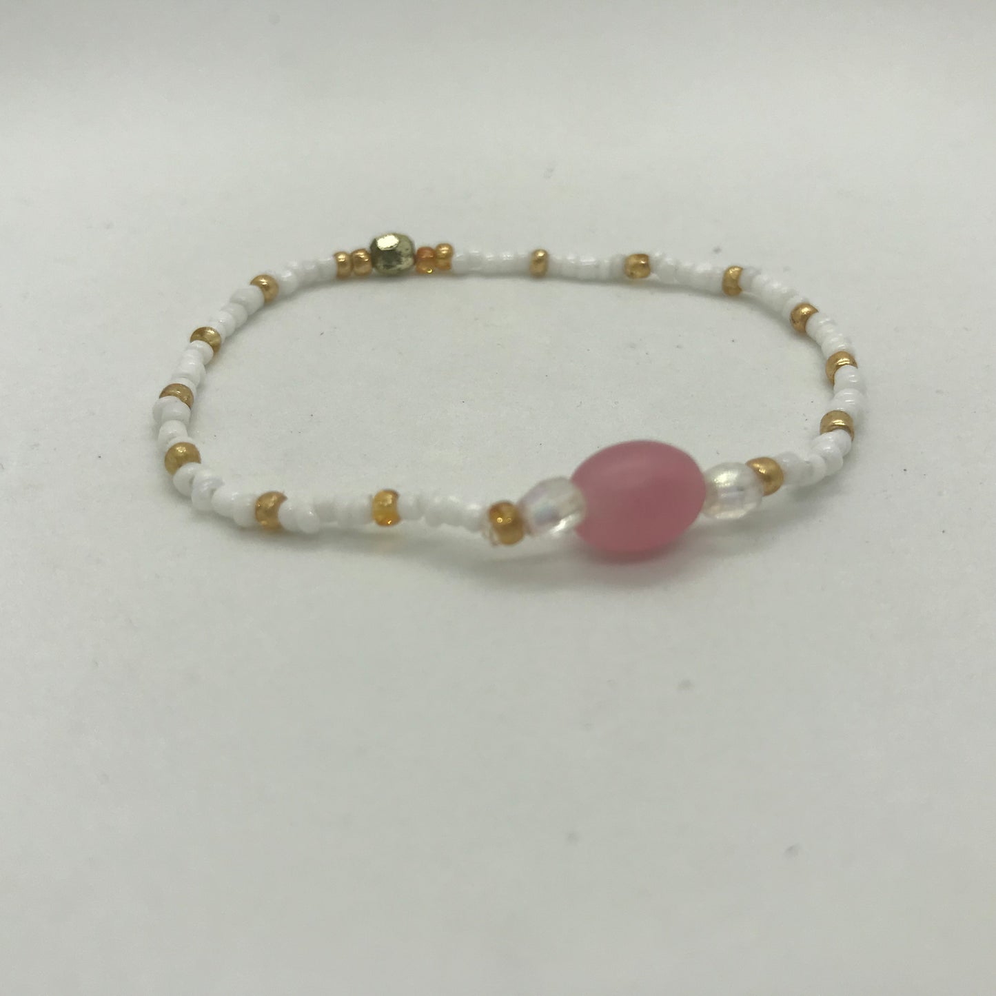 Elastisk armbånd med hvide og klare seedbeads