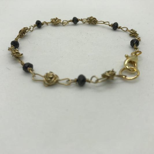 Flot messing armbånd med facetterede sorte perler