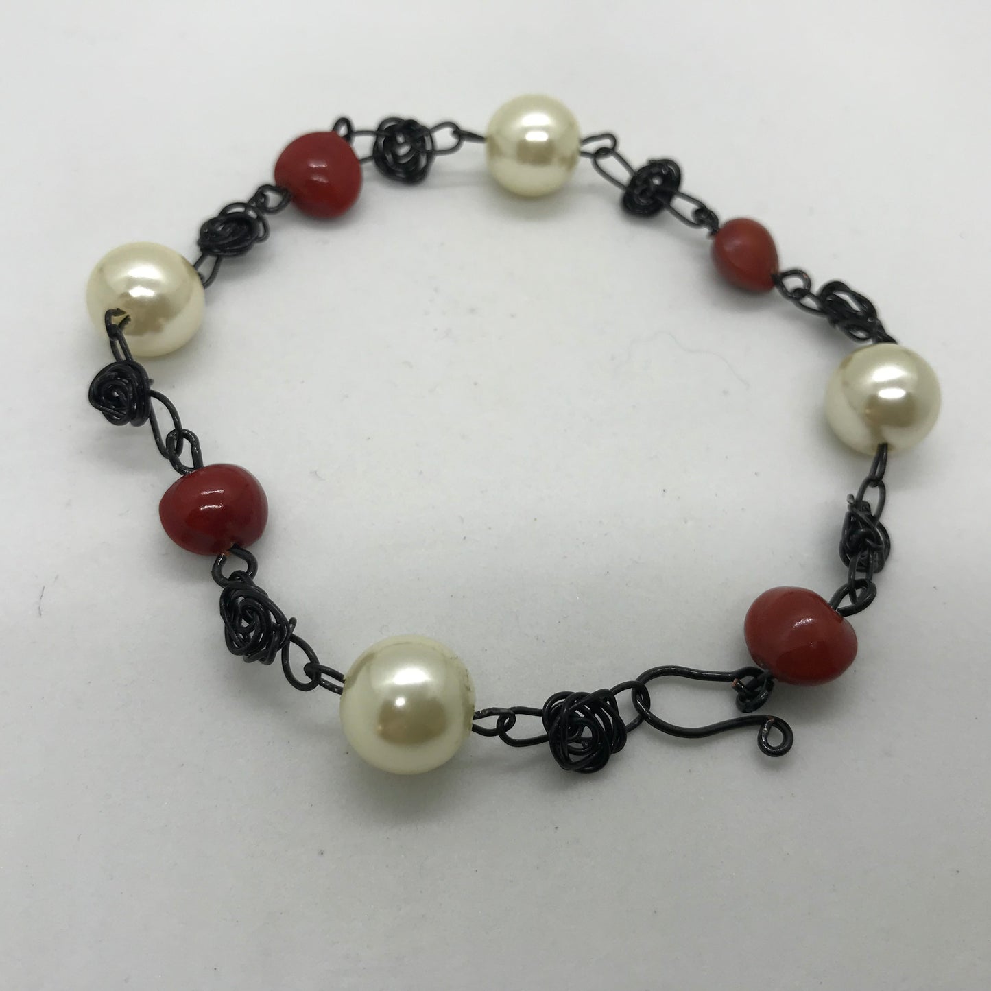 Flot  armbånd i sort tråd med sorte roser