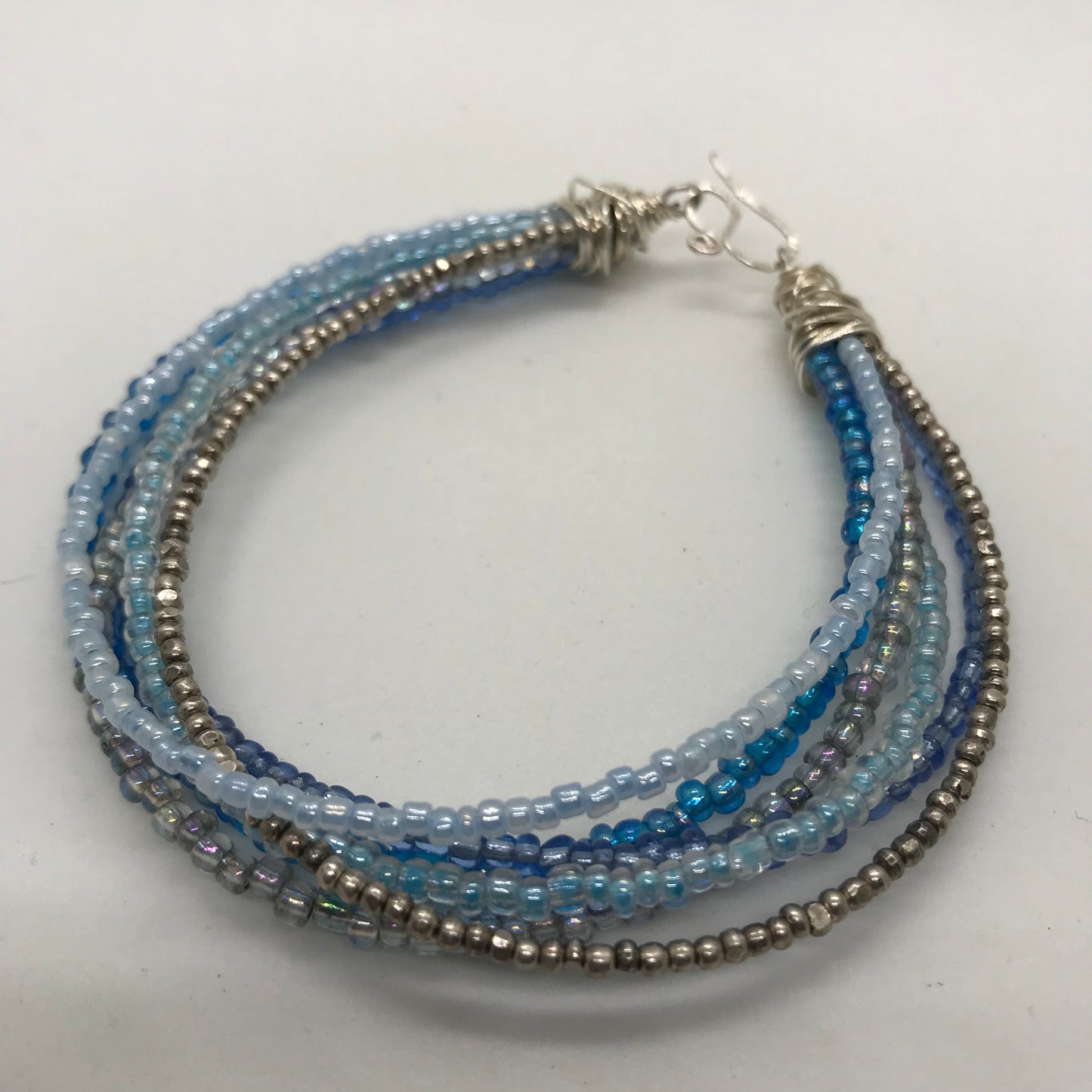 Armbånd med flere strenge seedbeads