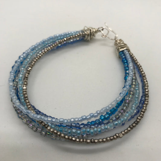 Armbånd med flere strenge seedbeads