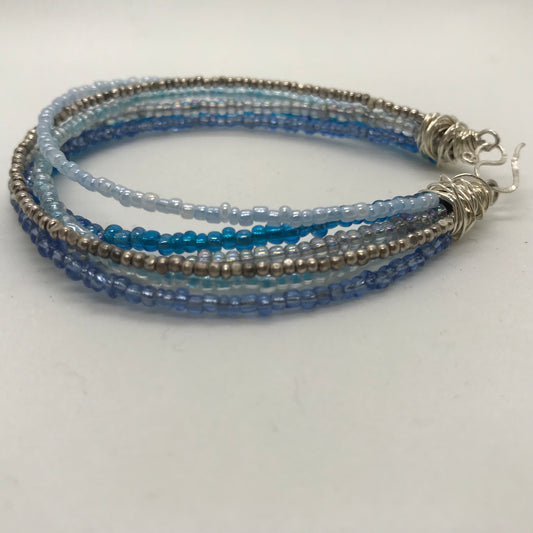 Armbånd med flere strenge seedbeads