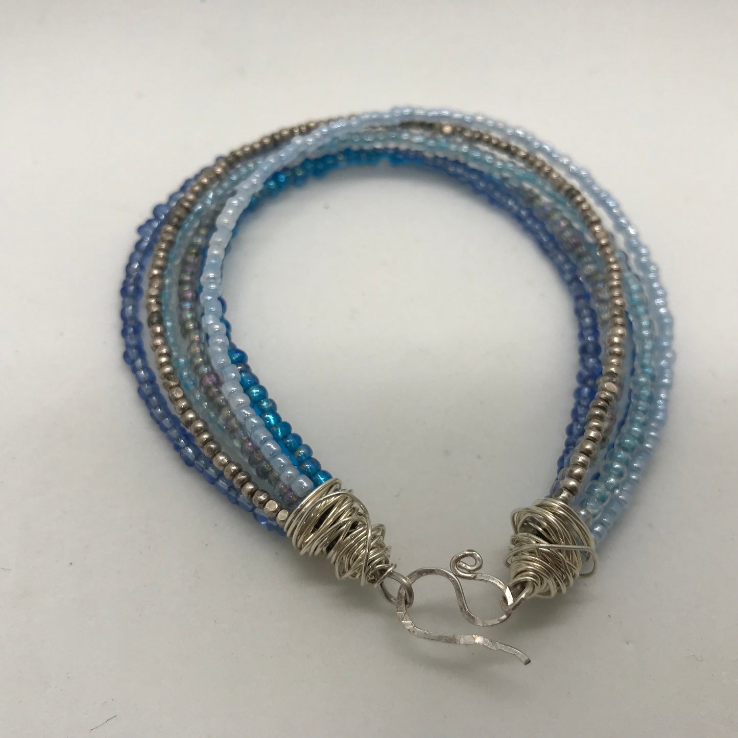 Armbånd med flere strenge seedbeads