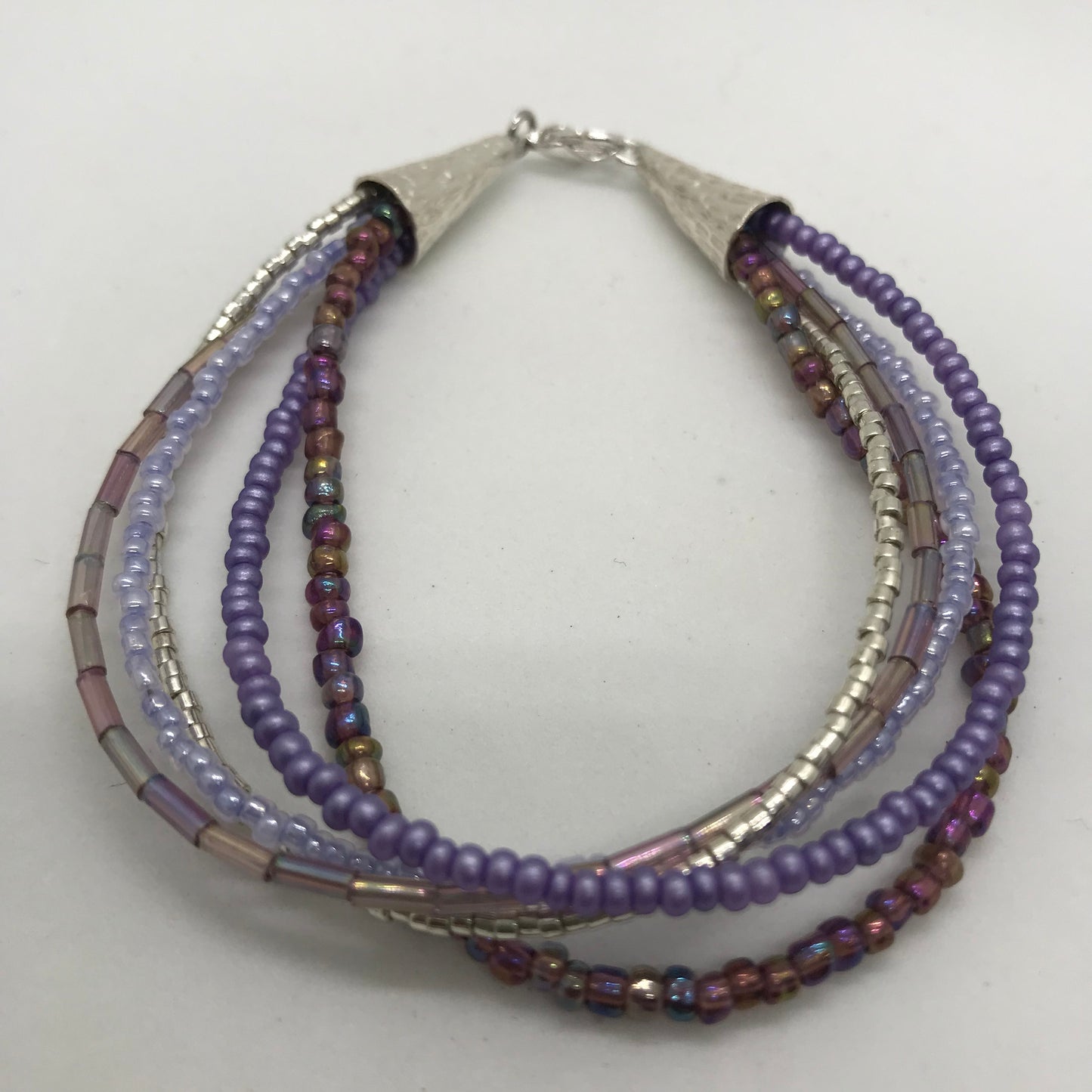 Armbånd med flere strenge lilla seedbeads