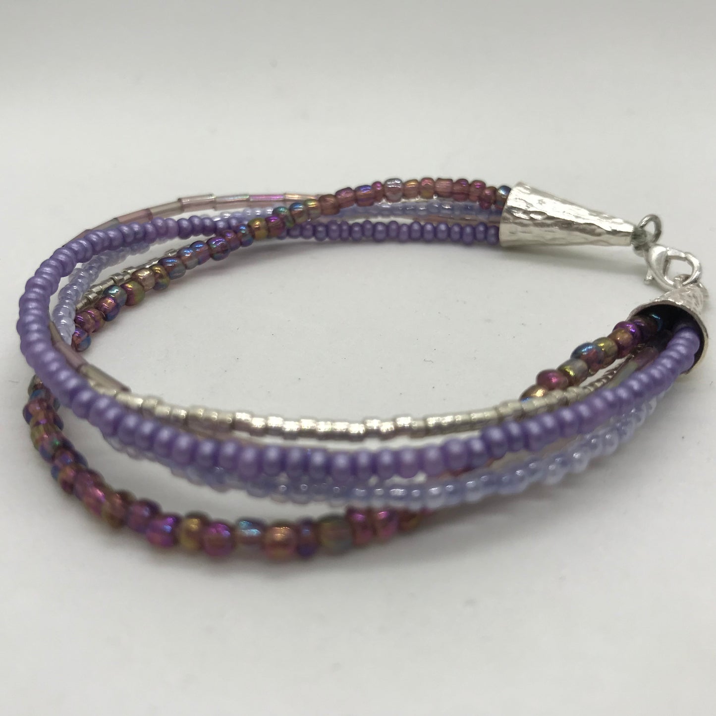 Armbånd med flere strenge lilla seedbeads