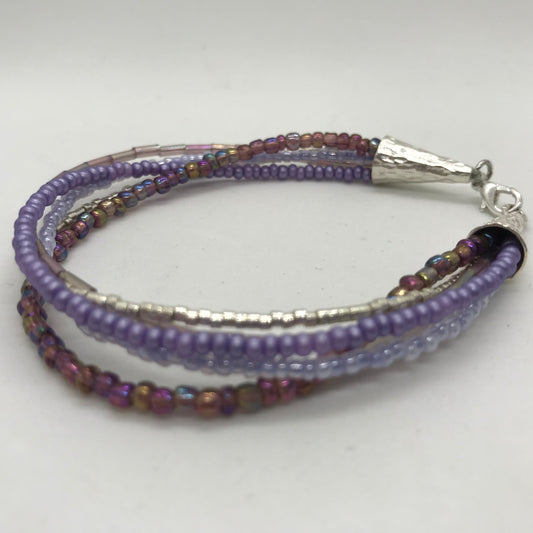 Armbånd med flere strenge lilla seedbeads