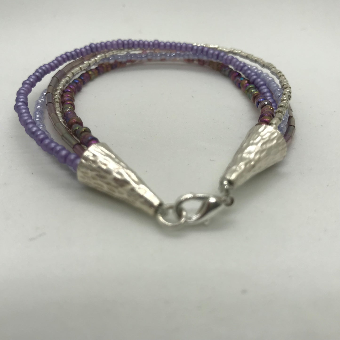 Armbånd med flere strenge lilla seedbeads