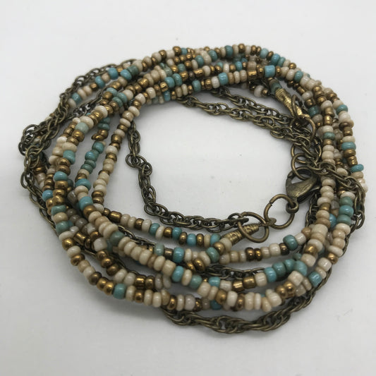 Armbånd med antikmessing kæde og seedbeads