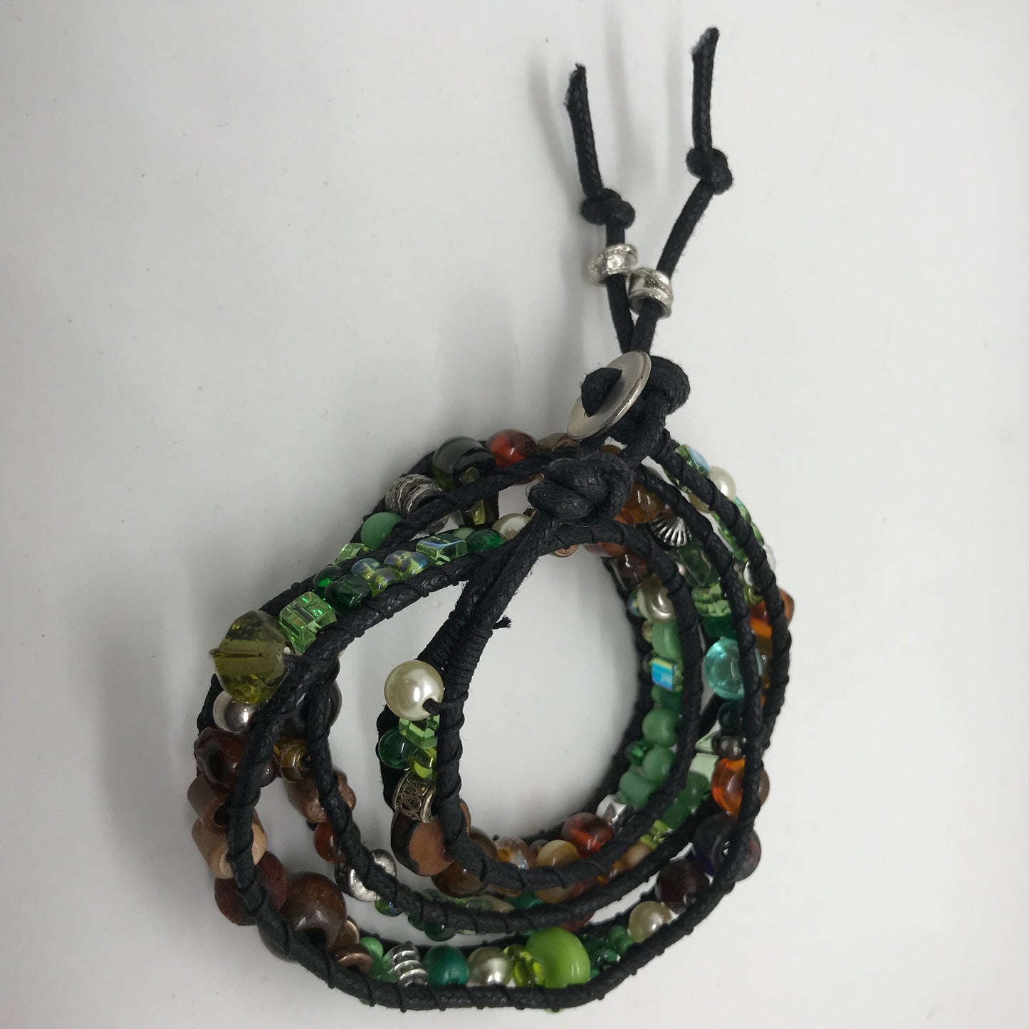 Virkelig cool armbånd i brune og grønne farver