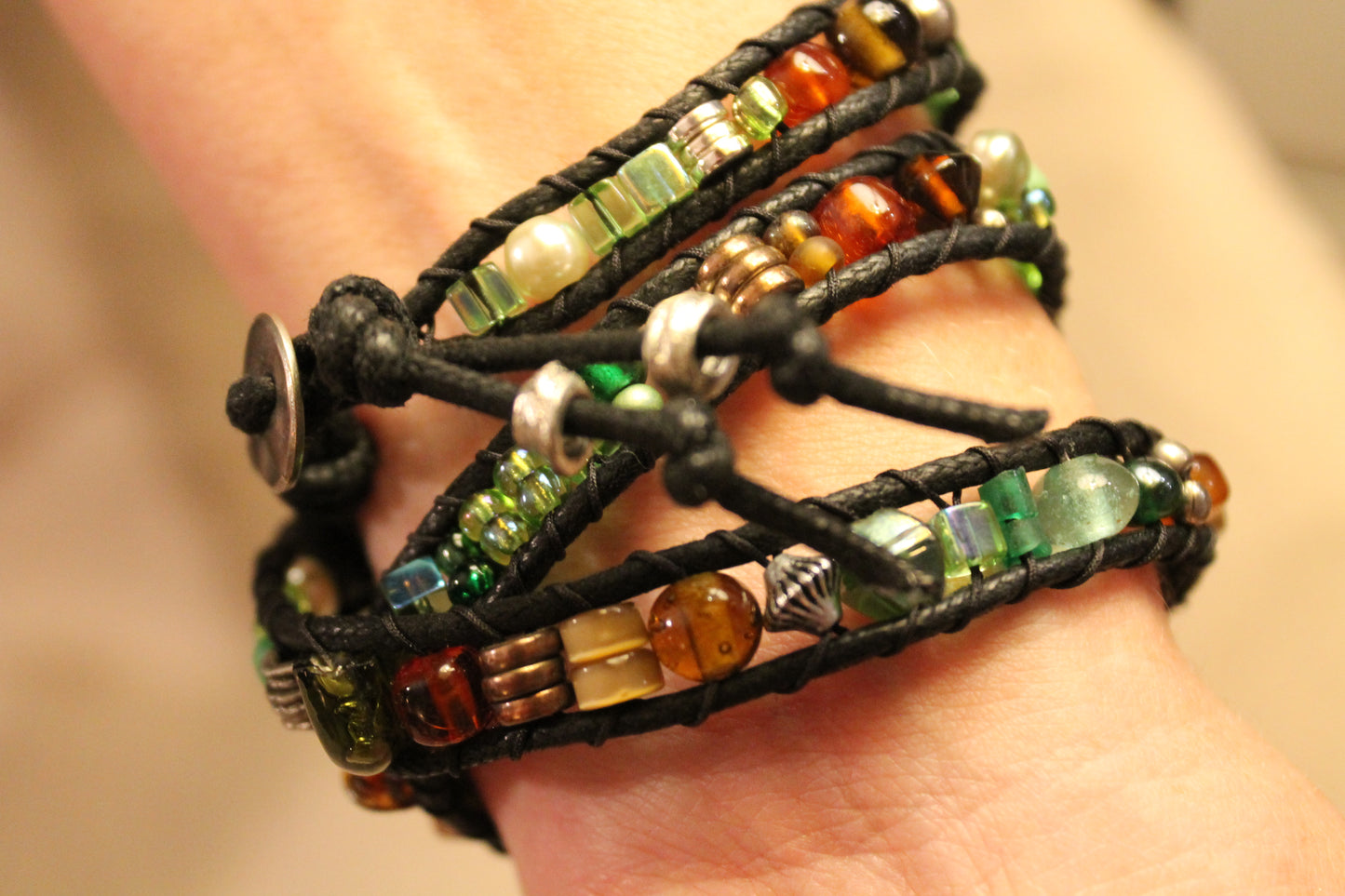 Virkelig cool armbånd i brune og grønne farver