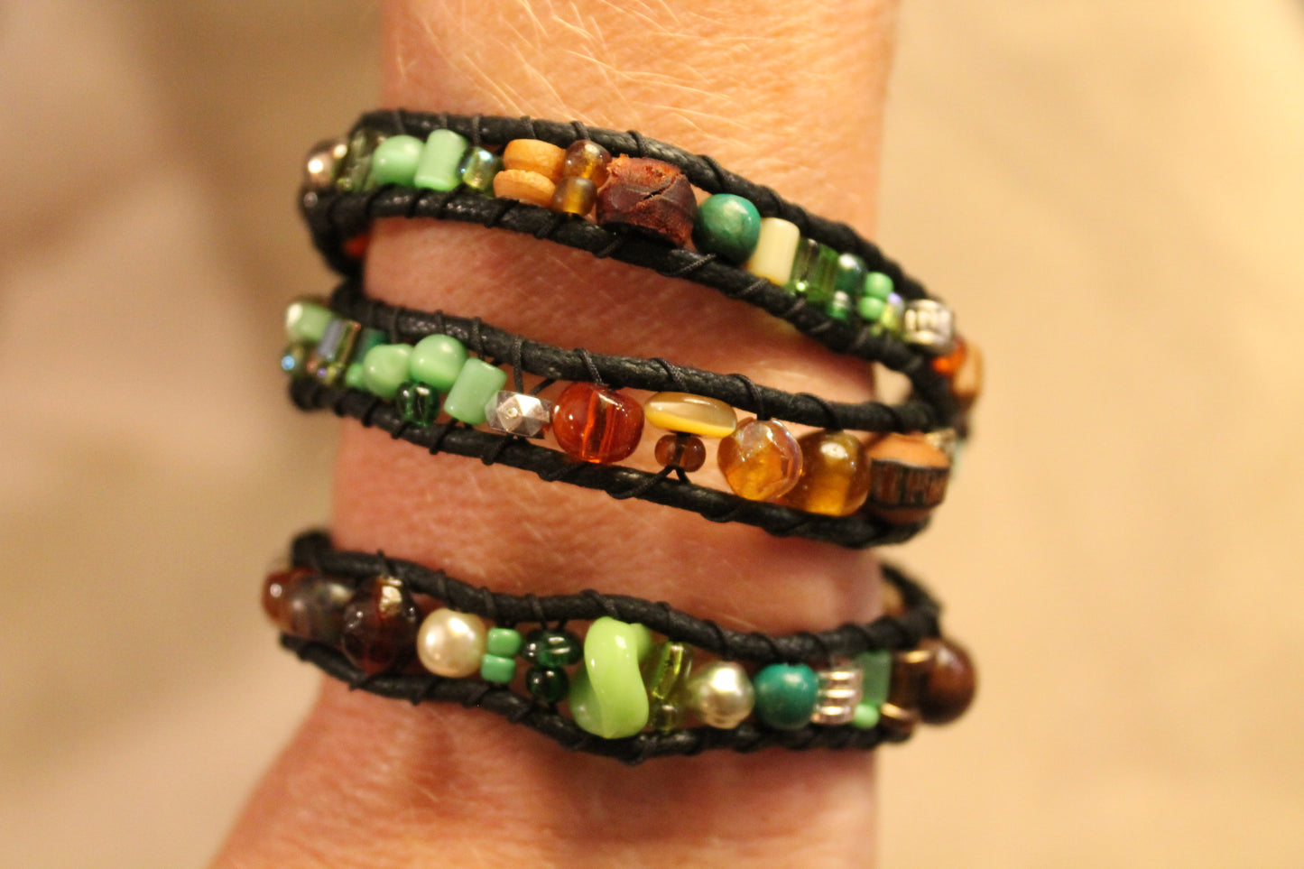 Virkelig cool armbånd i brune og grønne farver