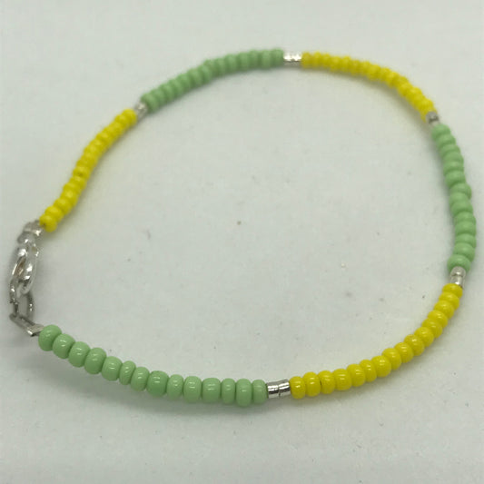 Armbånd på wire med grønne og gule seedbeads