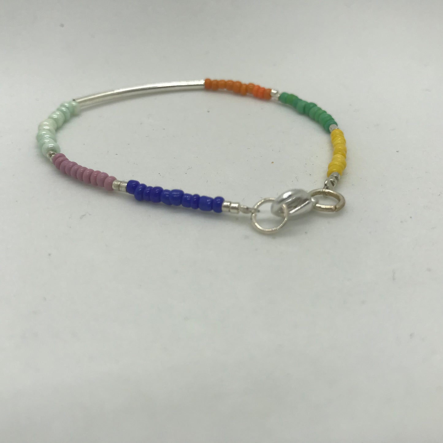 Armbånd på wire med seedbeads og sølvrør