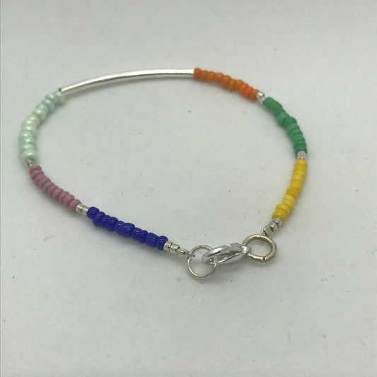 Armbånd på wire med seedbeads og sølvrør