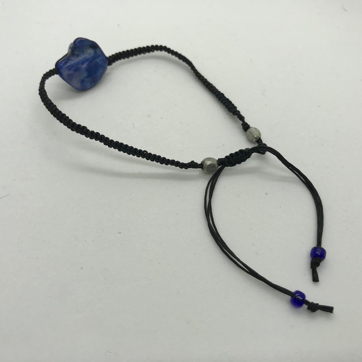 Sort knyttet armbånd med indfarvet perlemors perle