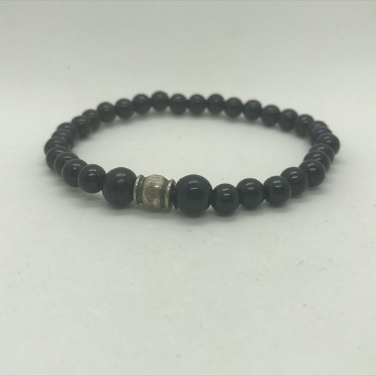 Armbånd i sorte perler og med metal perle