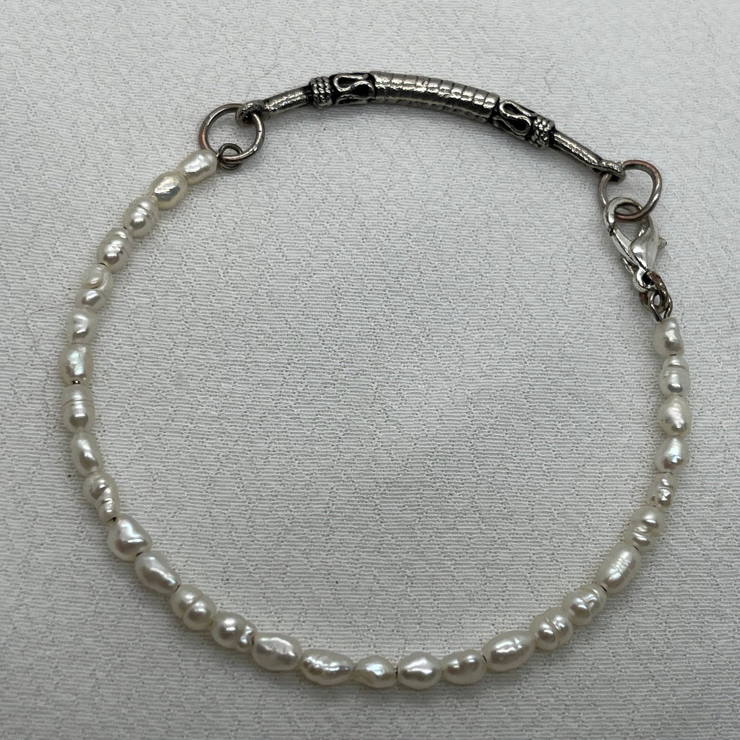 Armbånd med Ferskvandsperler og flot sølvbælte