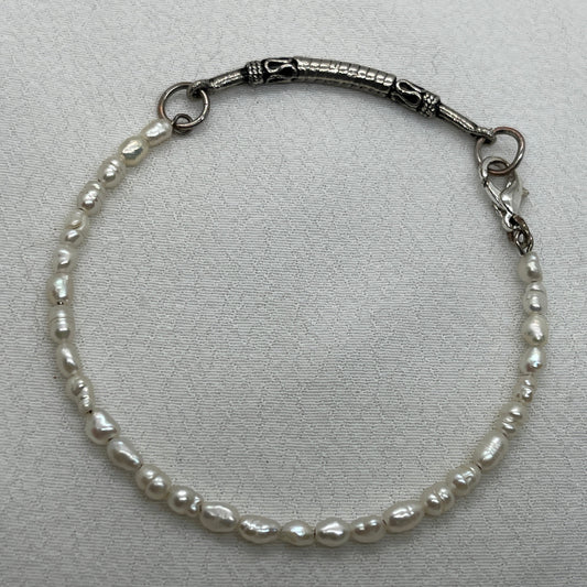 Armbånd med Ferskvandsperler og flot sølvbælte
