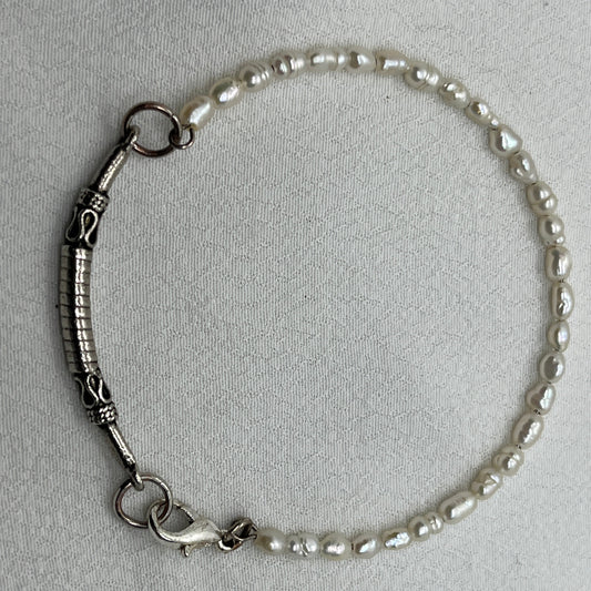 Armbånd med Ferskvandsperler og flot sølvbælte