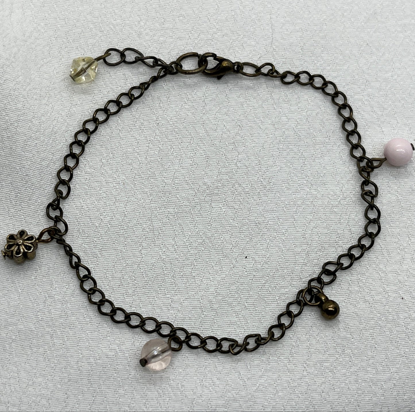 Armbånd i oxideret messing med 5 perler