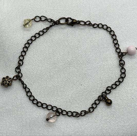 Armbånd i oxideret messing med 5 perler