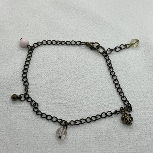 Armbånd i oxideret messing med 5 perler