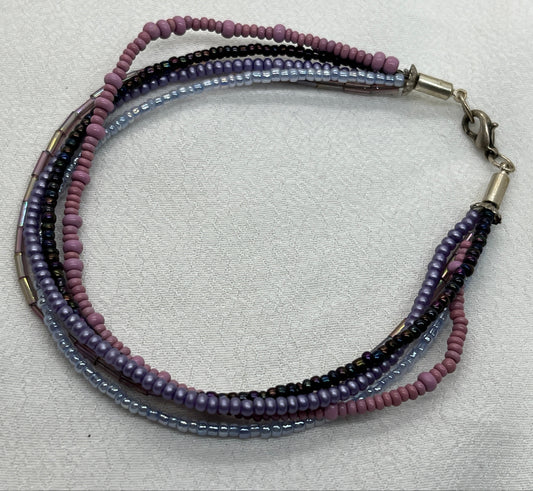 Armbånd med 5 strenge seedbeads i blå/ lilla farver