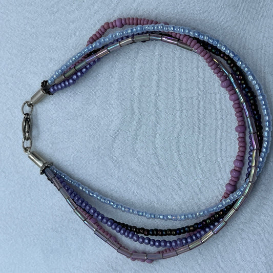 Armbånd med 5 strenge seedbeads i blå/ lilla farver
